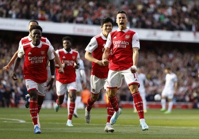 Arsenal beat Liverpool to return to top of Premier League