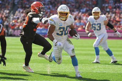Austin Ekeler shakes off grab of his facemask en route to TD