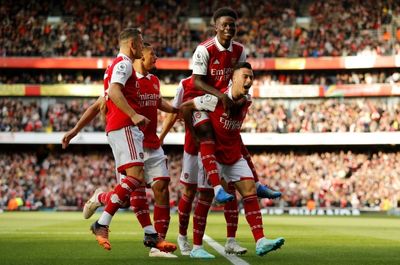 Arsenal beat Liverpool to go top, Ronaldo hits 700 in Man Utd win