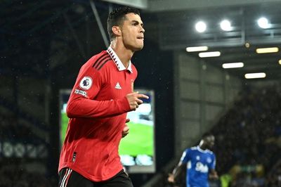 Ronaldo's 700th club goal gives Man Utd win at Everton