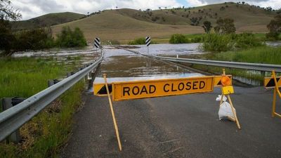 Major flooding in Gundagai and other parts of NSW continues as communities brace for more rain