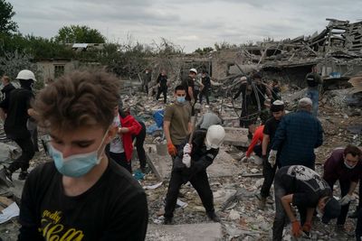 Explosions rock central Kyiv in apparent missile strikes