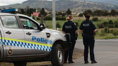 Tasmania Police 'strongly believe' body found inside burnt out car is wanted man Robert Greig