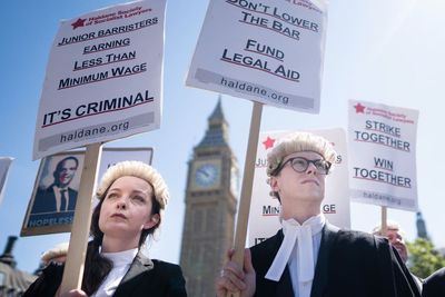 Barristers vote to end strike action after accepting pay rise offer