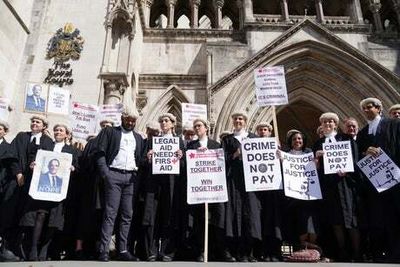 Criminal barristers to suspend strike and return to court after accepting Government pay offer