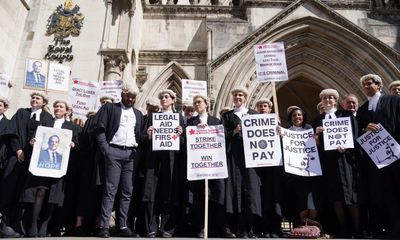 Criminal barristers in England and Wales vote to end strike action