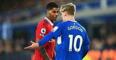 Anthony Gordon fumes with Manchester United man as secret messages passed from Everton dugout