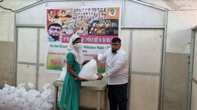 Mumbai: On Prophet’s birthday, city Congress minority cell’s vice-chairman distributes ration packets among 1,000 families