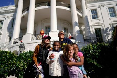 'Bucket list': White House garden tours prune a US divide