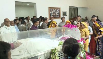 Mulayam Singh's mortal remains arrive at native Saifai village