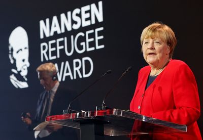 Merkel praises others as she accepts UN refugee agency award