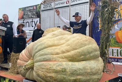 2,560-pound pumpkin wins California contest; sets record