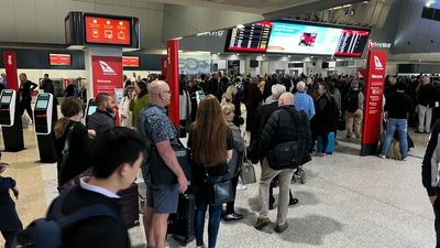 Melbourne Airport security breach sees passengers rescreened, flights delayed