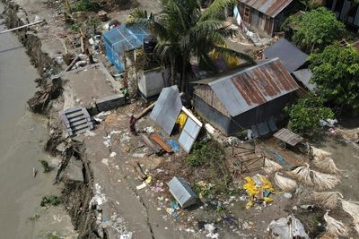 Climate refugees flee as Bangladesh villages washed away