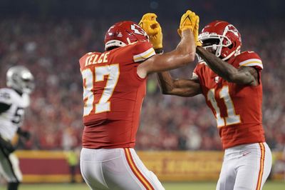 Travis Kelce catches 4 touchdown passes from Patrick Mahomes