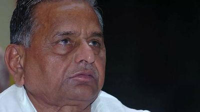 Crowds turning up to pay last respects to Malayam Singh Yadav at Saifai