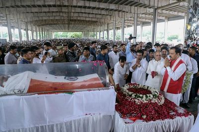 Samajwadi Party patriarch Mulayam Singh Yadav cremated in Saifai