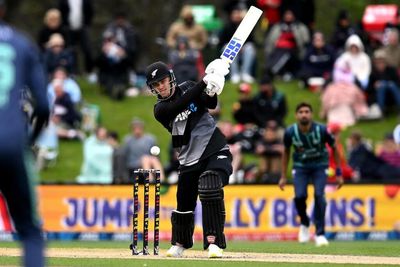 New Zealand beats Pakistan by 9 wickets in tri-series