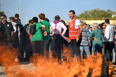 France threatens to break refinery blockades in strike standoff