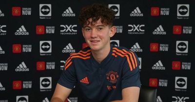 Manchester United youngster mentored by Darren Fletcher signs professional contract