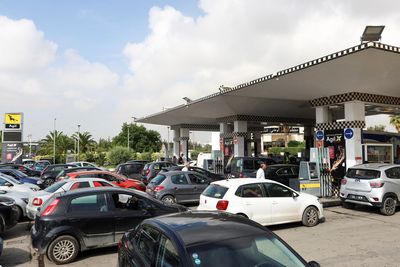 Long petrol queues in Tunisia stir anger after promise of fuel deliveries