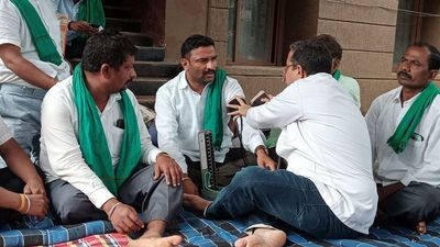 Members of the Karnataka Rajya Raitha Sangha continue dharna demanding better MSP for sugarcane