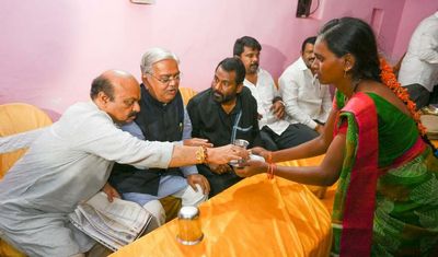 CM has tea at Dalit’s house; seeks blessings at Mantralaya