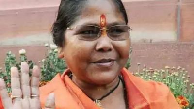 Union minister Niranjan Jyoti suffers fracture at Mulayam Singh Yadav's funeral