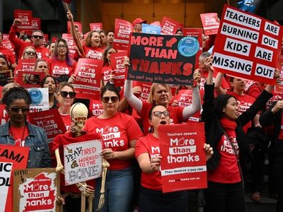 NSW teachers protest 'tangible pay cut'