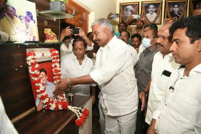 Andhra Pradesh: Peddireddi visits slain YSRCP leader’s village, assures kin of all support