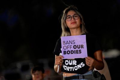 Arizona abortions won't stop for a month while case proceeds