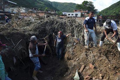 Hope fading in search for Venezuela landslide survivors