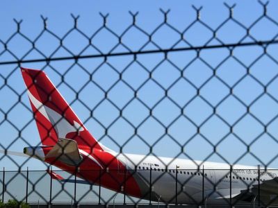 Qantas crew threaten industrial action