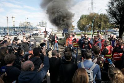 Striking French refinery workers defy government threats