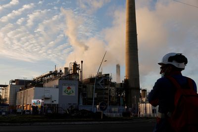 France orders striking fuel refinery employees back to work