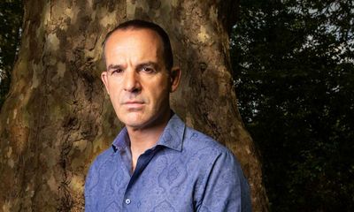 Martin Lewis backs guide for libraries wanting to become winter ‘warm banks’