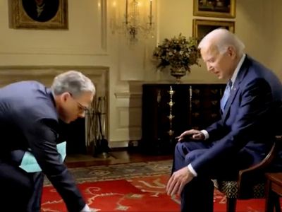 Right wing conspiracists go wild over clip showing CNN helping Biden with ‘cheat sheets’ in interview