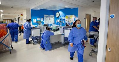 NHS 'in danger of collapse' amid exodus of senior medics, warn experts