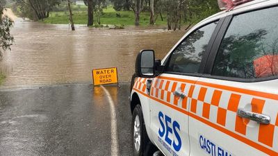 Residents urged to evacuate as floodwater rises in Victoria's north and central areas