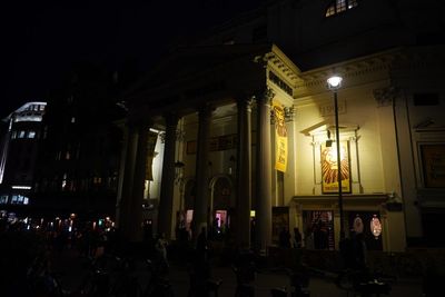 West End theatres go dark in memory of ‘beloved’ Dame Angela Lansbury
