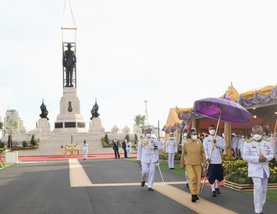 New statue of late king unveiled in park