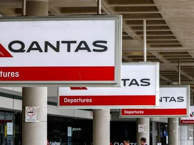 Qantas to boost wages, expects $1b profit