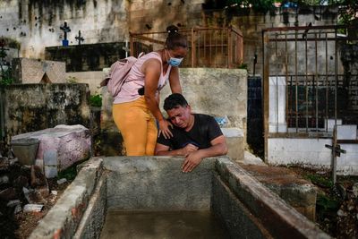 Survivors of Venezuelan mudslide bury dead, look for missing