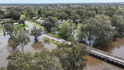 Forbes residents ordered to evacuate, police search for missing man as New South Wales flooding continues