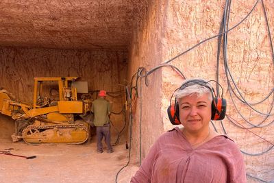 British mum building ‘most luxurious cave imaginable’ in the desert