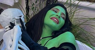 Kylie Jenner covers herself in green bodypaint for Wizard of Oz Halloween costume