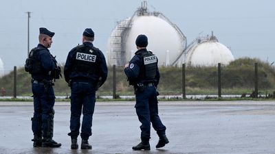 Police order striking French petrol staff back to work