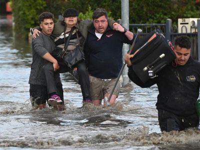 Victorians on high alert as rivers peak