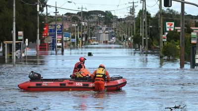 Residents in Melbourne's west evacuate as floodwaters spread through Maribyrnong, Werribee