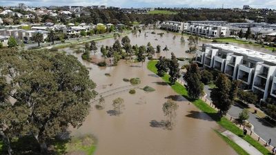 Emergency warning for Maribyrnong River, thousands under flood evacuation orders across Victoria, NSW and Tasmania — as it happened